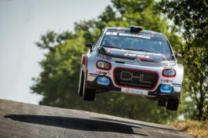 Voiture de rallye en course