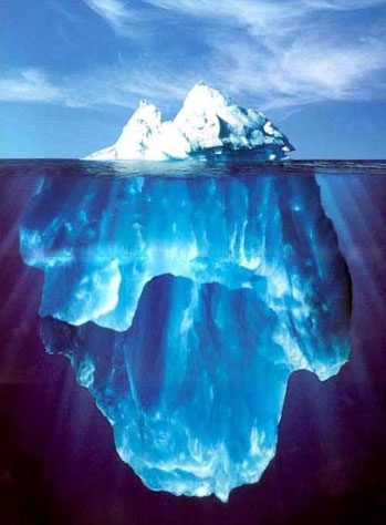 Iceberg flottant dans l'eau